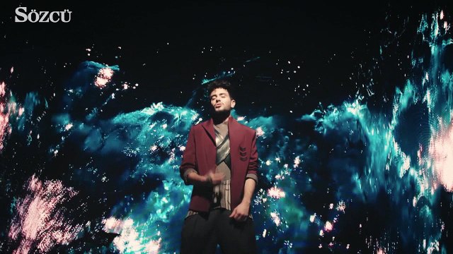 Rüzgar Erkoçlar kendi yazdığı parçayı seslendirdi