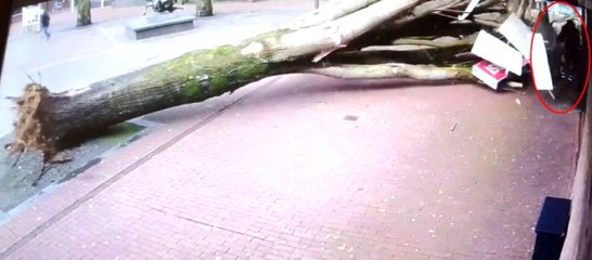 Anne ile Bebeği Ölümden Saniyelerle Kurtuldu