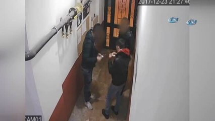 Apartman Girişinde Uyuşturucu Alışverişi Kamerada