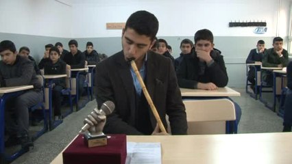 Öğretmeninin Tavsiyesiyle Başladı, 3 Dilde Şiir Okuyor