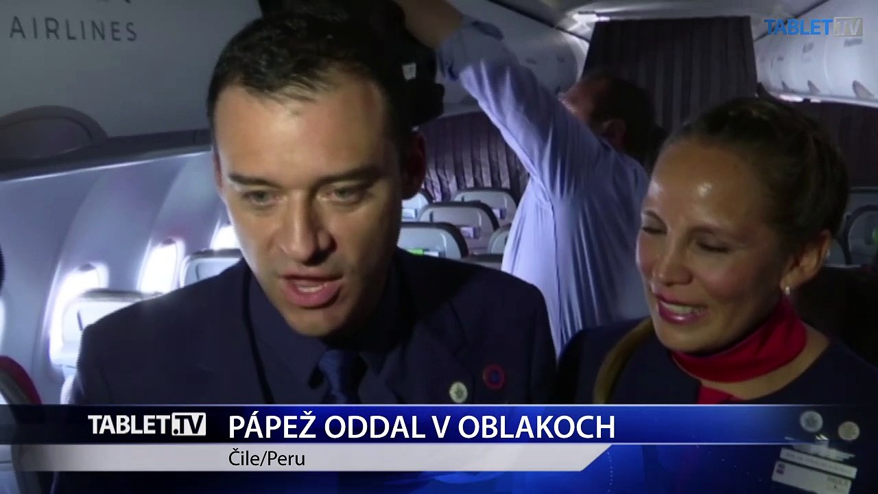 Pápež na palube lietadla zosobášil letušku a stevarda