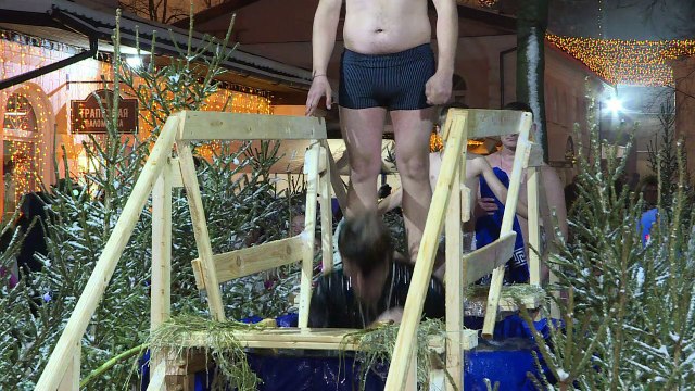 Epiphanie orthodoxe: les Russes plongent dans l'eau glacée