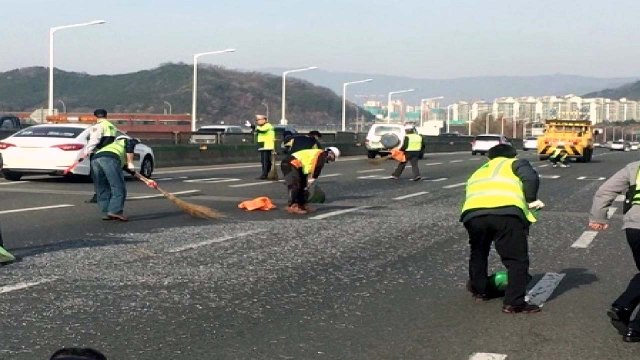 대구 도로에 못 쏟아져...차량 13대 타이어 파손 / YTN