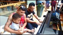 Jefferson Correa Santos toca piano enquanto aguarda para fazer a biometria
