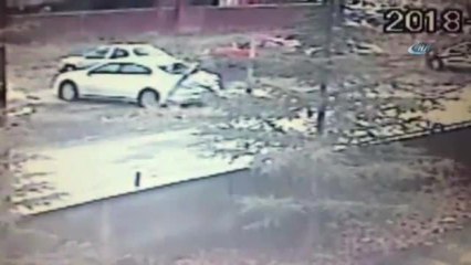 Otomobilin Çarptığı Direk İkiye Bölündü