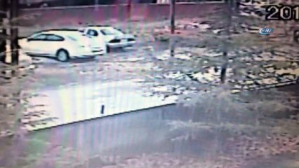 Otomobilin çarptığı direk ikiye bölündü... O anlar kamerada