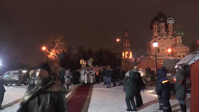 Ortodoks Hristiyanlar Günahlarından Arınmak İçin Soğuk Havada Buzlu Suya Girdi