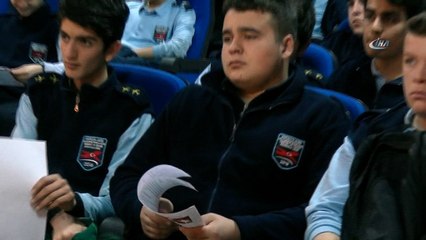 Karne sevinçlerini Boeing 737-400 tipi yolcu uçağının önünde kutladılar