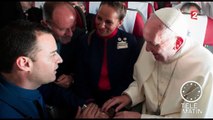 Le pape François célèbre le mariage d'un couple dans un avion