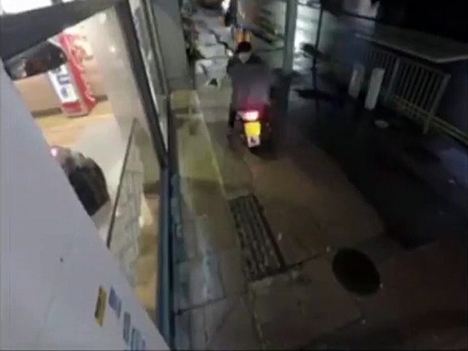 Deux filles ivres essayent de voler une pizza à un livreur qui a garé son scooter