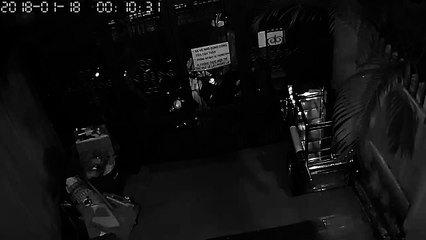 Nhóm trộm vào nhà lấy chiếc xe thứ nhất