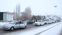 Malatya-Kayseri Karayolunda Kar Yağışı Etkili Oluyor...kayan Tır Nedeniyle Yol Trafiğe Kapandı