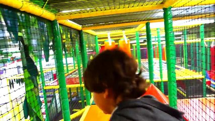 Cache Cache au Parc Indoor avec des ABONNES - Parc Bobo le dino