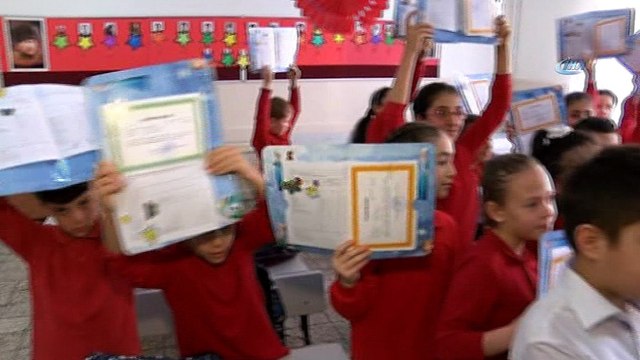 İstanbul Valisi Vasip Şahin öğrencilere karne dağıttı