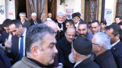 Yaşlı adam, bakanlara kendi yazdığı şiiri okudu