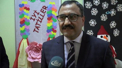 Göçmen öğrenciler ilk defa karne aldı