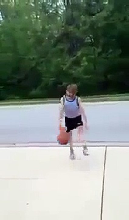 Cet ado fait tomber une fille à vélo en lui balançant son ballon de basket dans les roues... Enfoiré