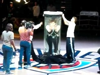 Cette magicienne rate son tour et reste bloquée dans l'aquarium en plein show