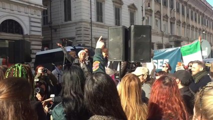 Women's March in Rome sings 'This little light of mine'