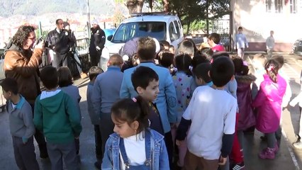 Polisten öğrencilere 'anons'lu karne hediyesi - AMASYA