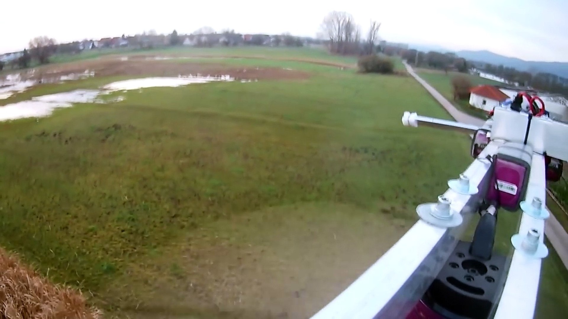 Ce fou furieux vole dans sa baignoire transformée en drone - Vidéo  Dailymotion