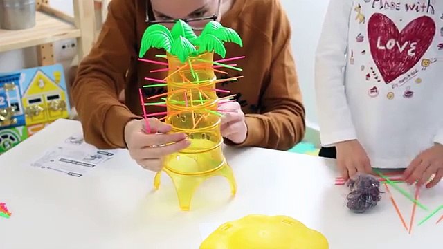 Monos Locos! (Mattel) Tumbling Monkeys Game. Juego de mesa con Andrea. Divertilandia!