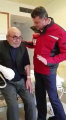 Kızılay Ekiplerinin Ali Dede'ye Güvence Verdiği An