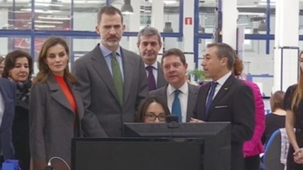 Felipe VI y Letizia visitan la fábrica de equipamiento deportivo, Joma