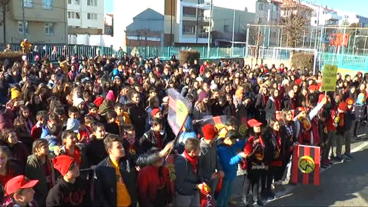 Bando Es-Es ve Tribün Grubu Nefer'den Çocuklara Karne Hediyesi