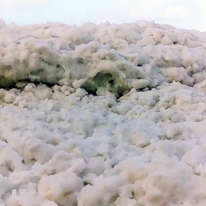 Les images étonnantes de vagues de mousse sur B...