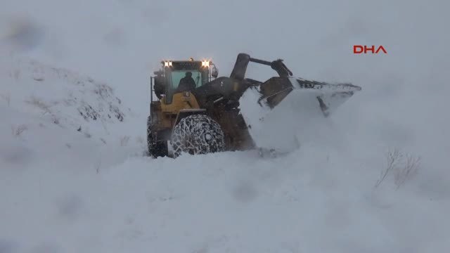 Hakkari Yüksekova'da Karda Mahsur Kalan Öğrencilerin İmdadına Kar Ekibi Yetişti