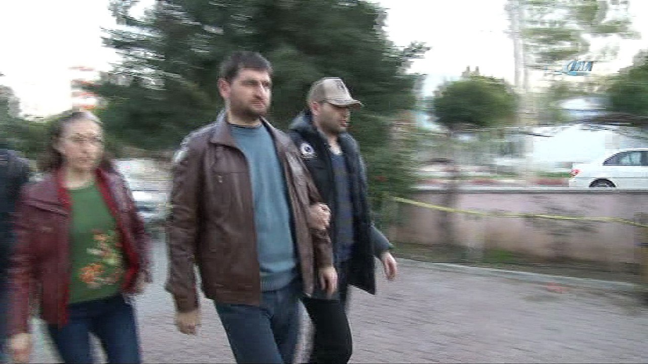 FETÖ firarisi eski hakim ve savcı eşi vitrin arkasında saklanırken yakalandı