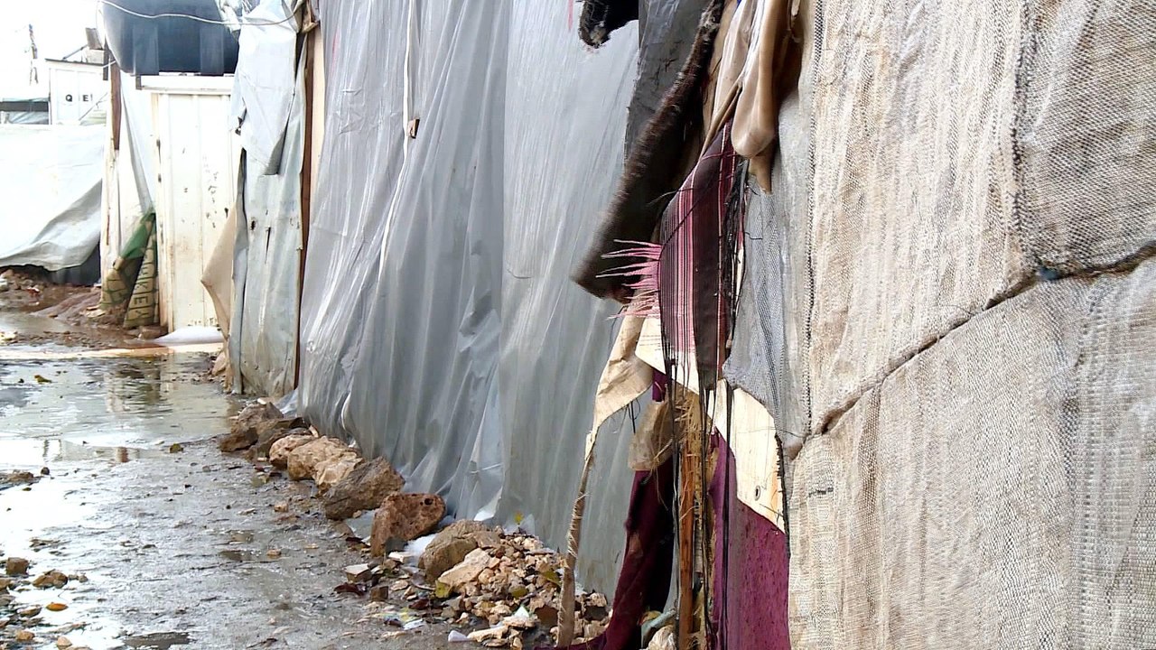 Syrian refugees: Lebanon's camps worsen in the cold
