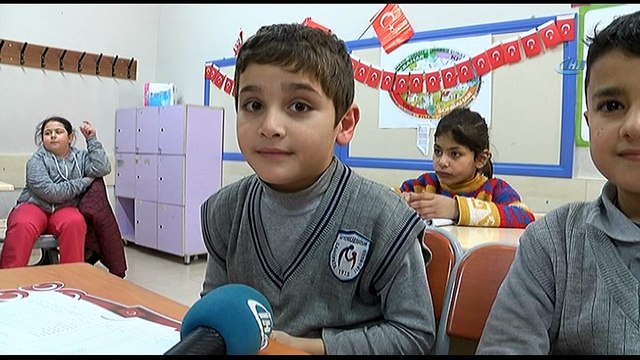 Savaş mağduru Suriyeli öğrencilerin karne sevinci