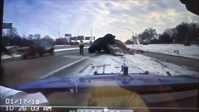 Le dangereux métier de dépanneur sur l'autoroute... Lui a eu beaucoup de chance