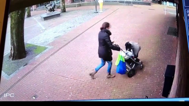 Cette maman avec une poussette va avoir beaucoup de chance, frôlée par la chute d'un arbre. Bon karma