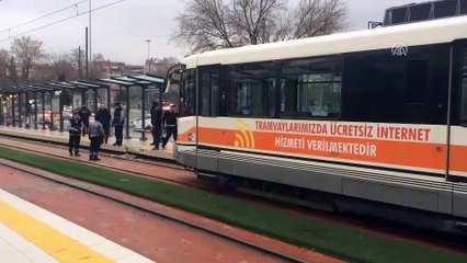 Video herunterladen: Tramvayın çarptığı polis memuru yaralandı - GAZİANTEP