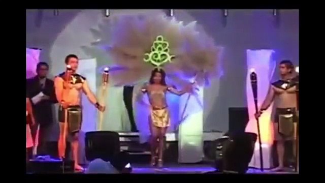 Une Miss a ses plumes qui prennent feu pendant un défilé au Salvador