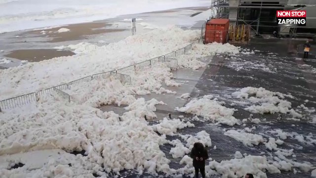 Biarritz : des vagues de mousse submergent la plage (vidéo)