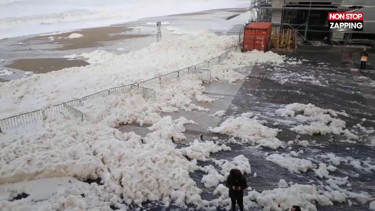 Biarritz : des vagues de mousse submergent la plage (vidéo)