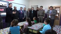 Şehit polis Fethi Sekin'in babası miniklere karne dağıttı - AYDIN
