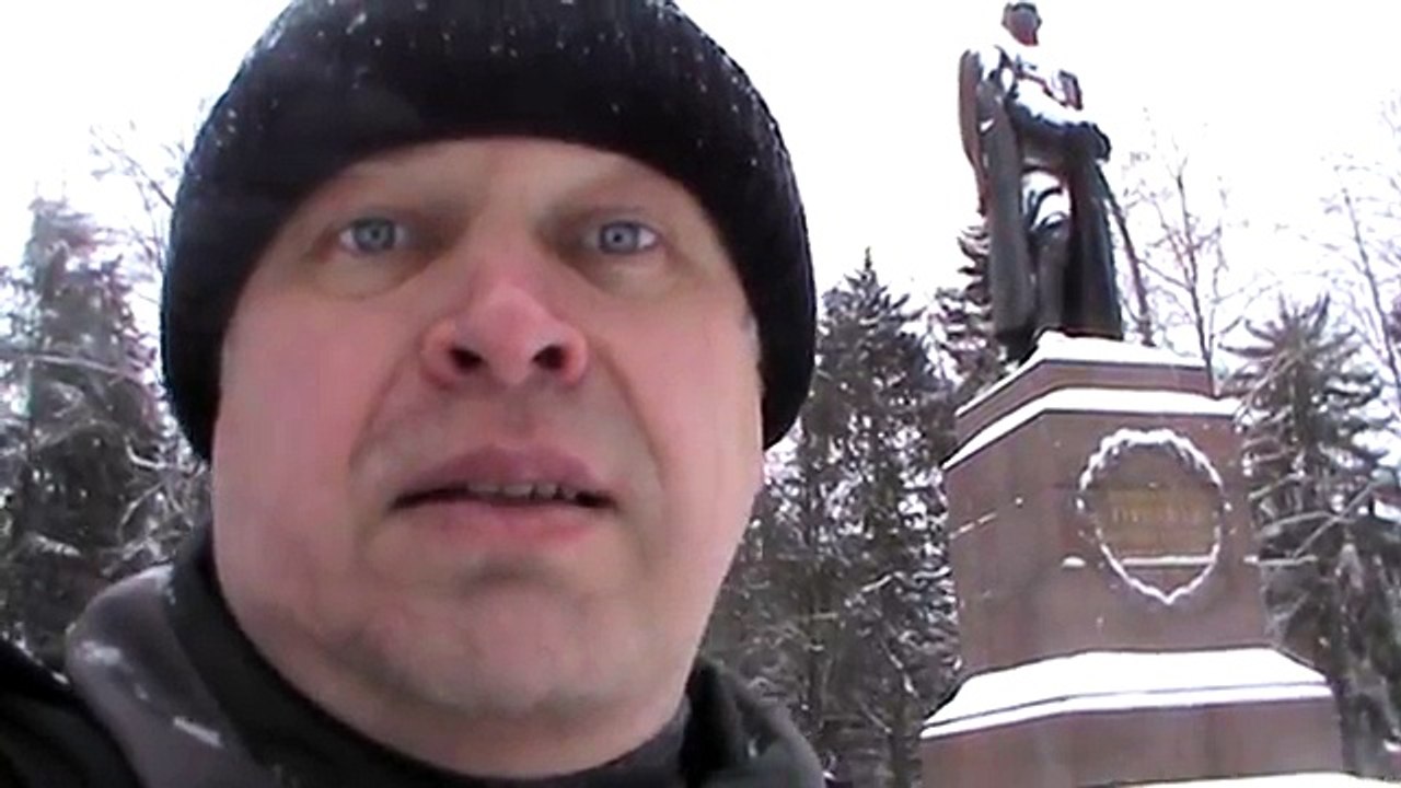 Я у памятника Гуртьеву