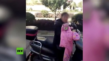 Horreur : pour punir son fils, elle l'accroche à une corde et le traine avec scooter