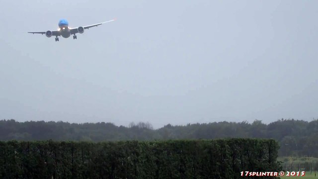STORM!! SCHIPHOL, KLM GEVAARLIJKE LANDING B777 PH-BVB