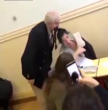 Ce professeur vient réveiller un élève endormi d'une manière incroyable