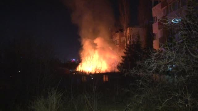 Alev Alev Yanan Gecekondu Mahalleliyi Sokağa Döktü
