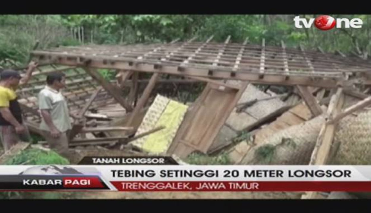 Tujuh Rumah Tertimbun Tebing Longsor Setinggi 20 Meter