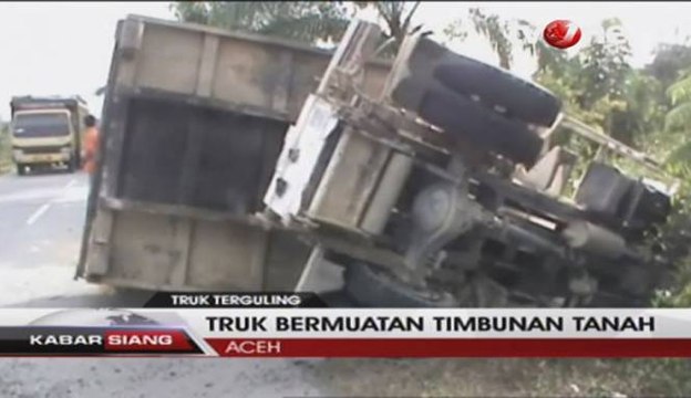 Jalan Sempit, Truk Muatan Tanah Terguling