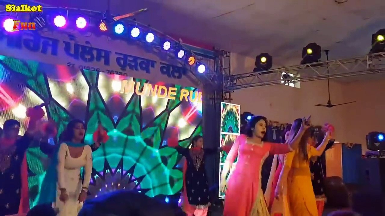 பணத்திற்காக கல்யாண வீடுகளில் இந்தப் பெண்கள் செய்யும் வேலையைப் பாருங்கள்!