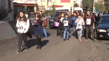 Kayıp Babasını Öğrencileriyle Birlikte Sokak Sokak Arıyor